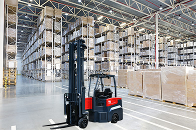 So sánh xe nâng khớp nối và xe nâng VNA