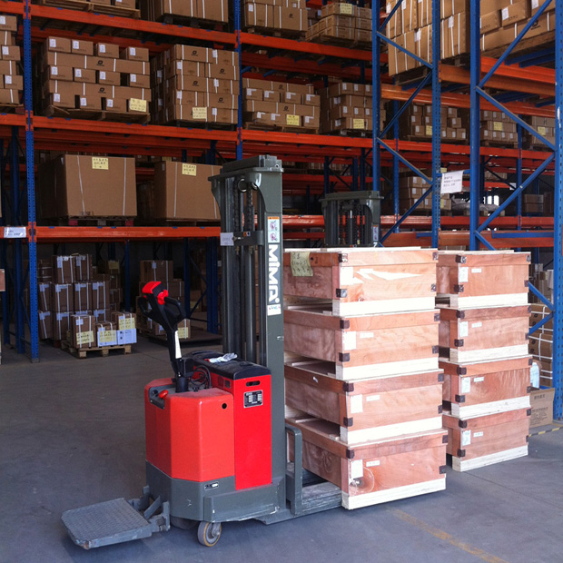 xe nâng pallet điện đã được sử dụng hơn 10 năm trong kho của khách hàng