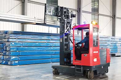 Xe nâng đa hướng có những ưu điểm gì so với xe nâng bên hông?